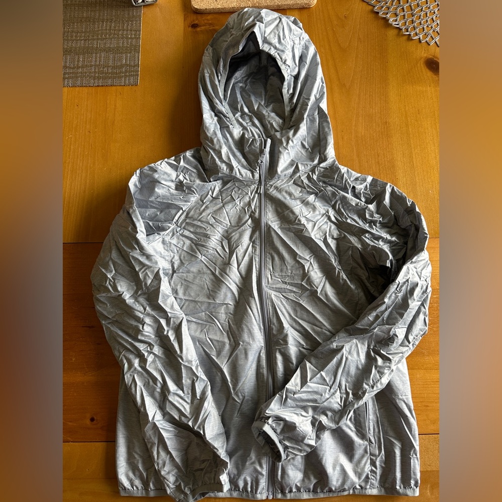 Uniqlo Japan silver medium windbreaker folds into pocket pouch great condition